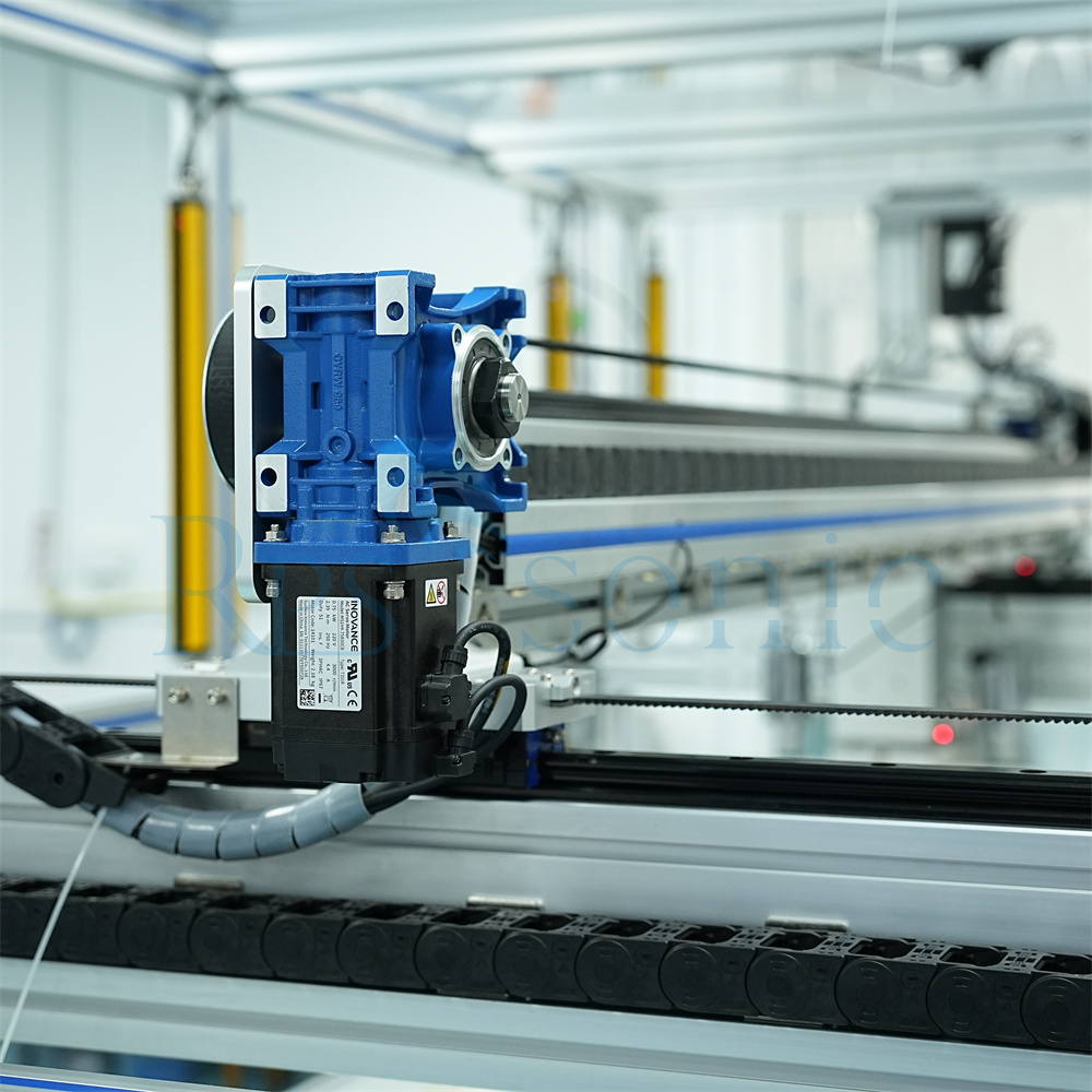 آلة تقطيع الكيك بالموجات فوق الصوتية قاطعة الخبز مع الحزام الناقل